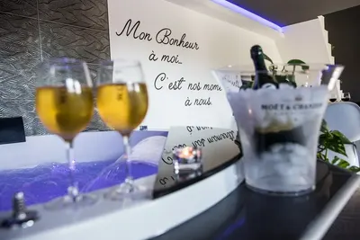 La Suite 55 - La Contemporaine, love room à Istres