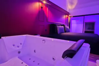 La suite Baroque jacuzzi au cœur du château de Boissettes, photo 3