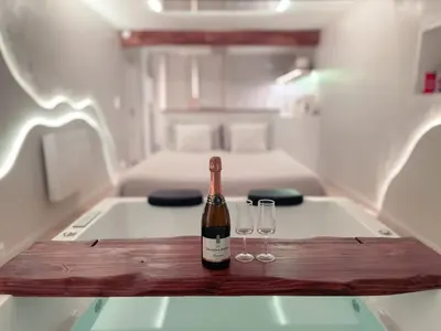 À la folie Loft&Spa romantique avec jacuzzi, love room à Montrevault